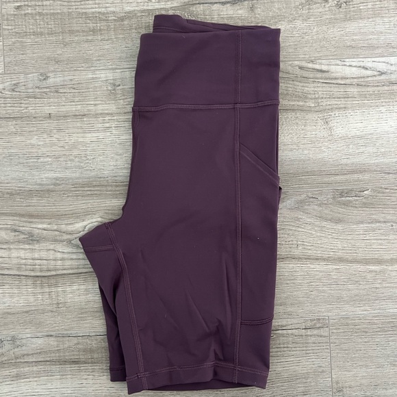 Lululemon Invigorate Short 8” w side pockets - Picture 4 of 4